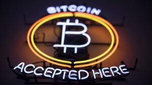 Защо биткойнът поевтинява